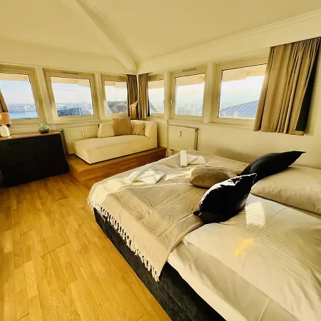 Berringer, Captainsroom, Direkt An Der Promenade Rostock